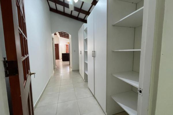 Casa para venta en el corazón de coronado!
