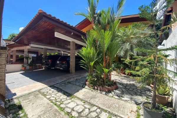 Family home with a pool and jacuzzi. just bring yo