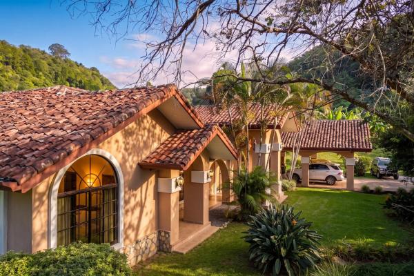 Two villas with 6 bedrooms and mountain views