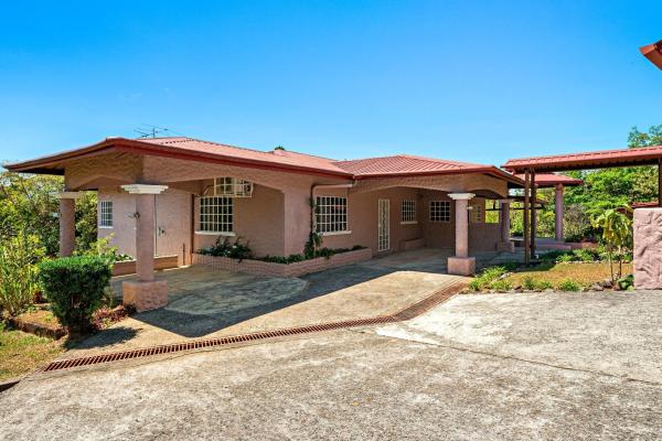 7 hectares mountain solar-powered home in boquete