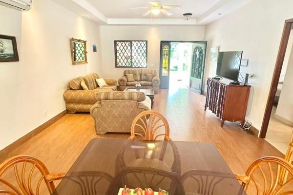 Se vende casa con amplio terreno en coronado, club del golf