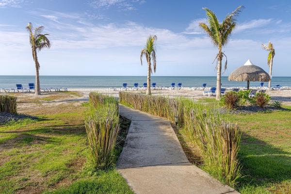 Furnished 2-bedroom beach home in playa caracol