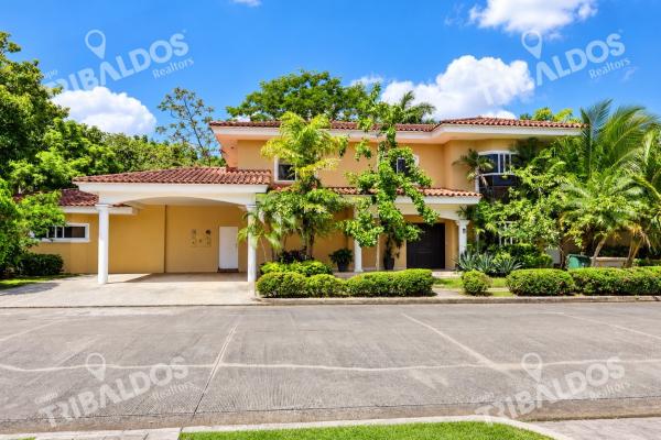 Sale of 2 houses in 1 in costa del este