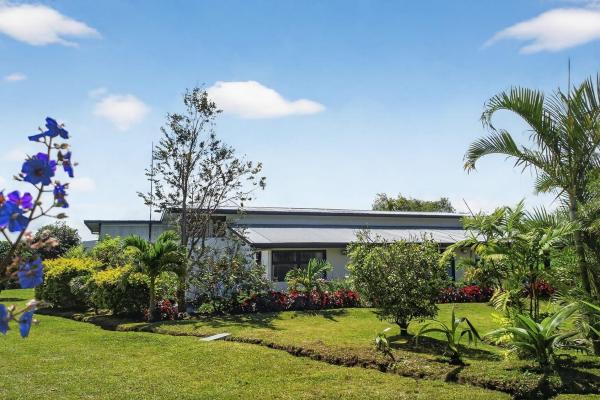 Finca campestre con múltiples edificaciones en palmira
