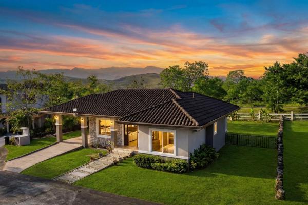 Modern furnished 2-bedroom home in boquete