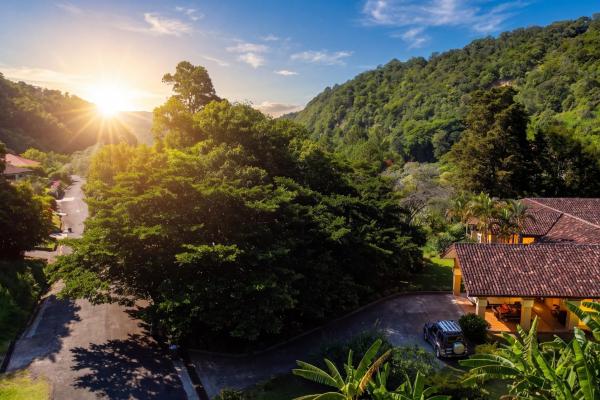 Two villas with 6 bedrooms and mountain views
