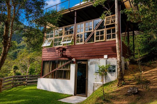 Cabaña con vistas al volcán barú en venta en jaramillo