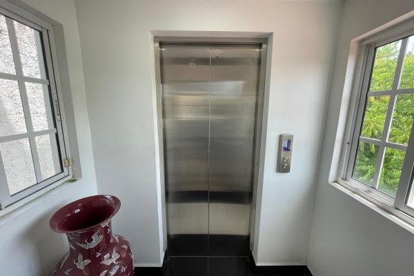 Venta de casa dos pisos con elevador en la loma (hato pintado)