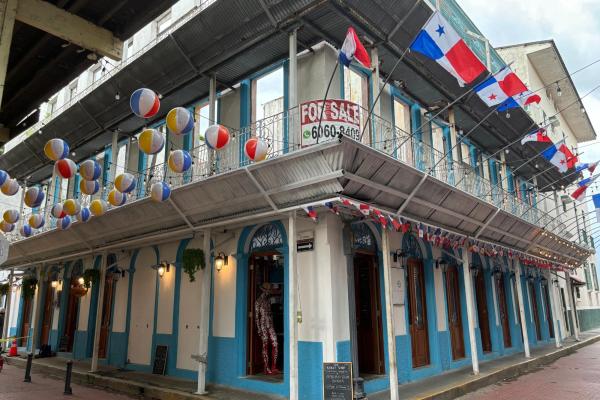 Commercial building with roi in casco viejo.