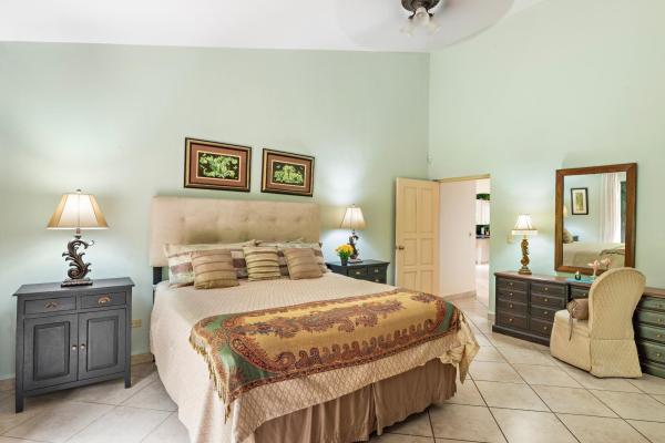 Rare 3-bedroom corner condo in valle escondido