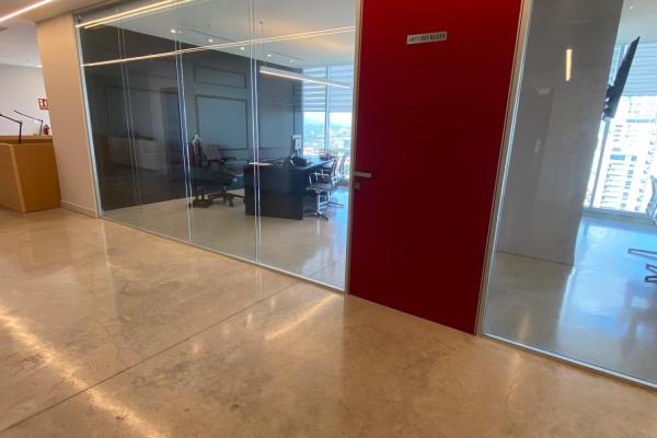 Se vende oficina remodelada en balboa office center