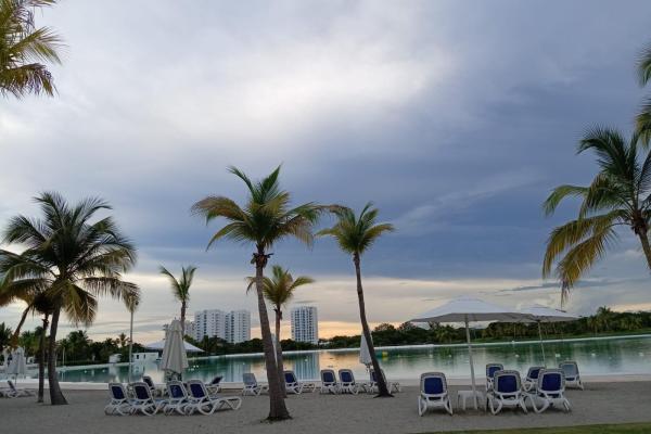Furnished 2-level apartment near the beach