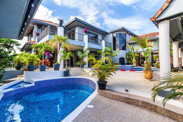 Magnificent mansion in los molinos boquete