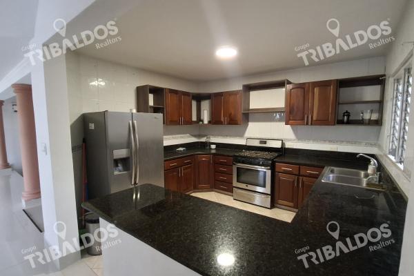 Venta de casa unifamiliar en altos de panamá con piscina