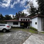 Mountain view home in altos del maria