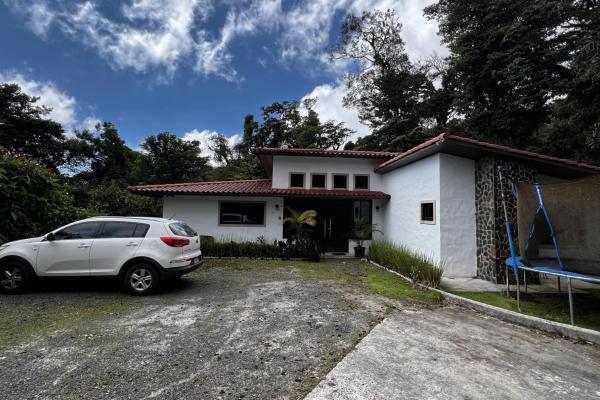 Mountain view home in altos del maria