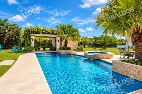 Venta de casa en buenaventura con 8 recámaras, piscina y jacuzzi