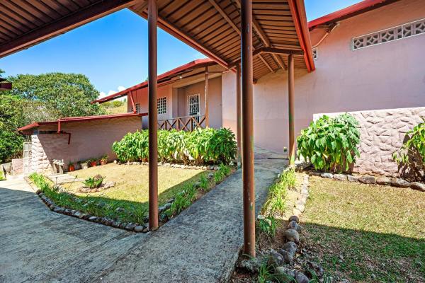 7 hectares mountain solar-powered home in boquete