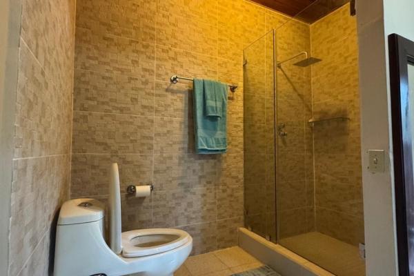 Casa con piscina en lote de 2.239 m²