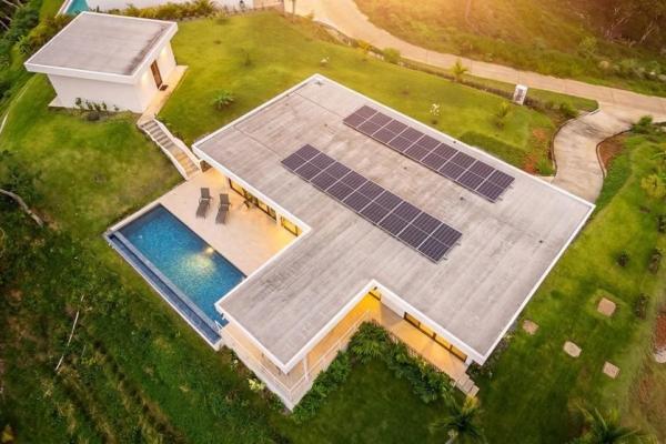 Casa frente a la playa con casita y piscina en hermosa bay