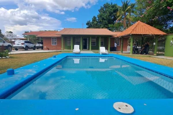 Casa con piscina en un amplio terreno en nueva gorgona, panamá.