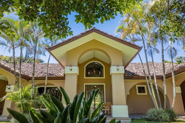 Two villas with 6 bedrooms and mountain views
