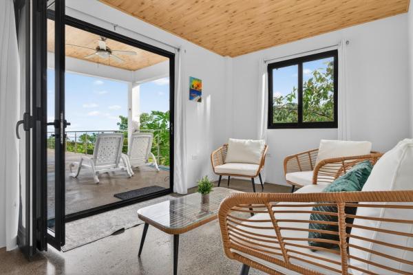 Turnkey ocean-view luxury villa in sea view hills