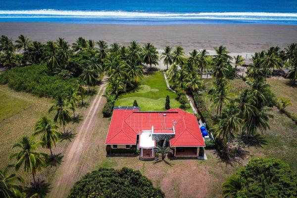 Casa junto a la playa con paneles solares en las lajas