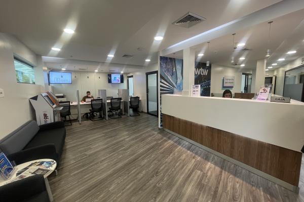 "casa moderna de 3 habitaciones con jardín y piscina en zona residencial"