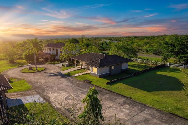 Moderna casa amoblada de 2 recámaras en boquete canyon village