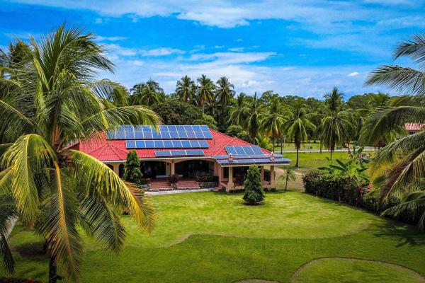 Casa junto a la playa con paneles solares en las lajas