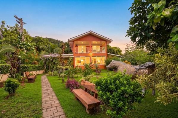 Propiedad con casa principal, 6 estudios y piscina