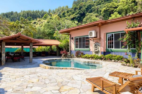Oportunidad!!! se vende amplia casa con piscina en altos del maria