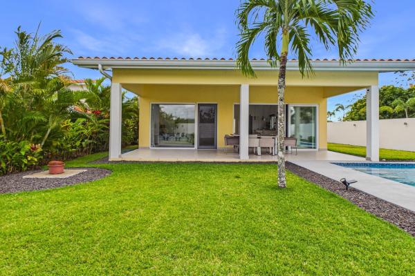 Hermosa casa moderna de 2 dormitorios con piscina