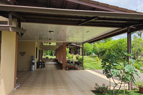 Casa familiar con jardines y taller en un terreno de 3486 m² en potrerillos