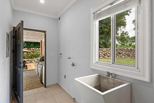 Casa con piscina de agua salada en dolega panamá