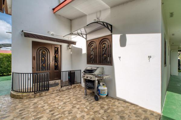 Casa de 3 habitaciones bellamente mantenida con área de invitados