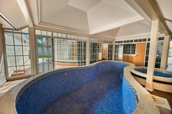 Venta de amplia casa en altos de panama con piscina propia por debajo de avaluo