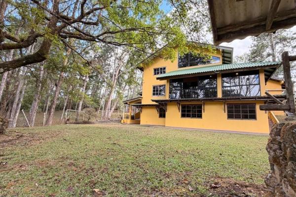 House for sale in altos de cerro azul