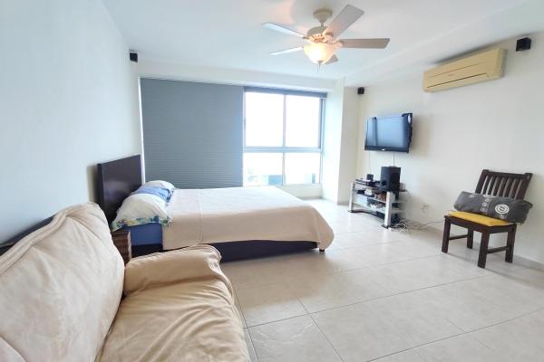 Apartamento con vista al mar y montañas