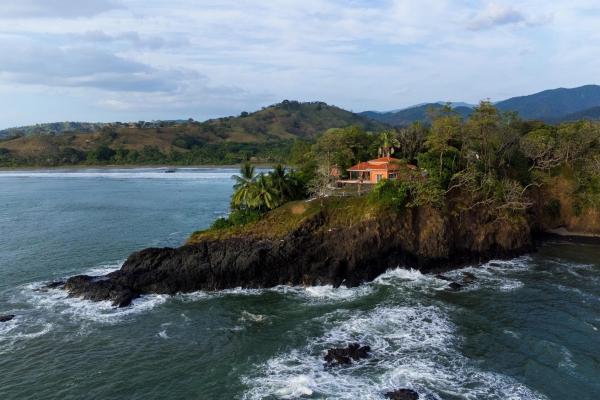 Magnífica casa frente al mar situada en lo alto de un acantilado