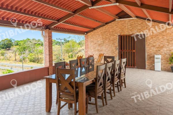 Venta de terreno comercial con mejoras