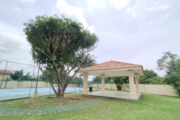 House for sale in villa tivoli, brisas del golf.