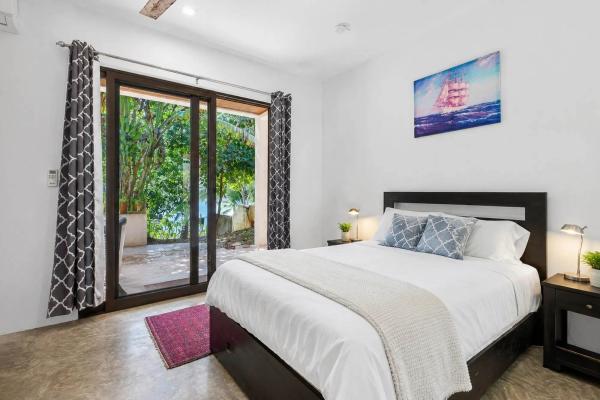 Oceanfront home with swimming pool in mata oscura
