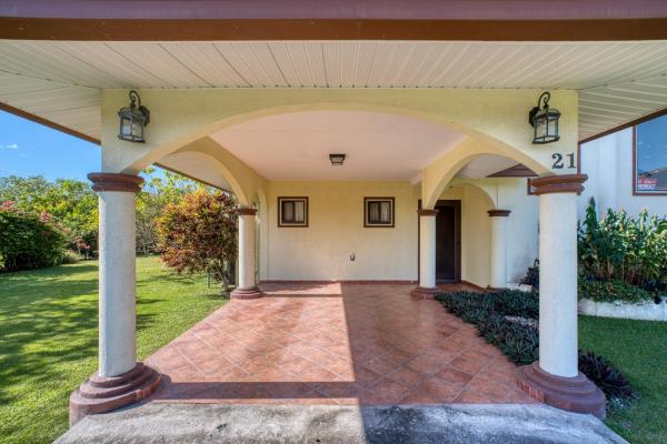 Stunning townhome in boquete canyon village