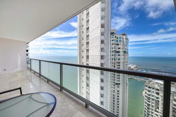 Apartamento en planta alta en punta pacífica, panamá