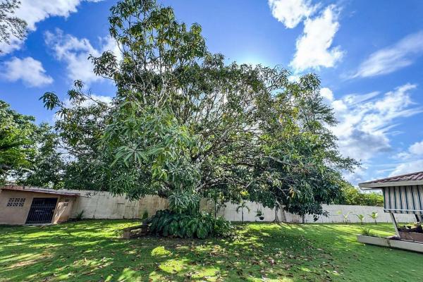 Casa con piscina en lote de 2.239 m²