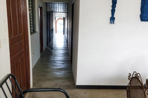 Se vende propiedad de 8 habitaciones con zonificación comercial