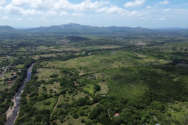 Granja de 13.6 ha con casa, galeras y río en natá, coclé