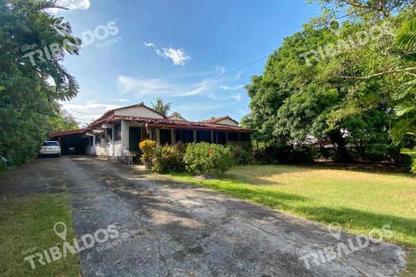 Terreno de 1,556m² en altos del golf con casa colonial para restaurar